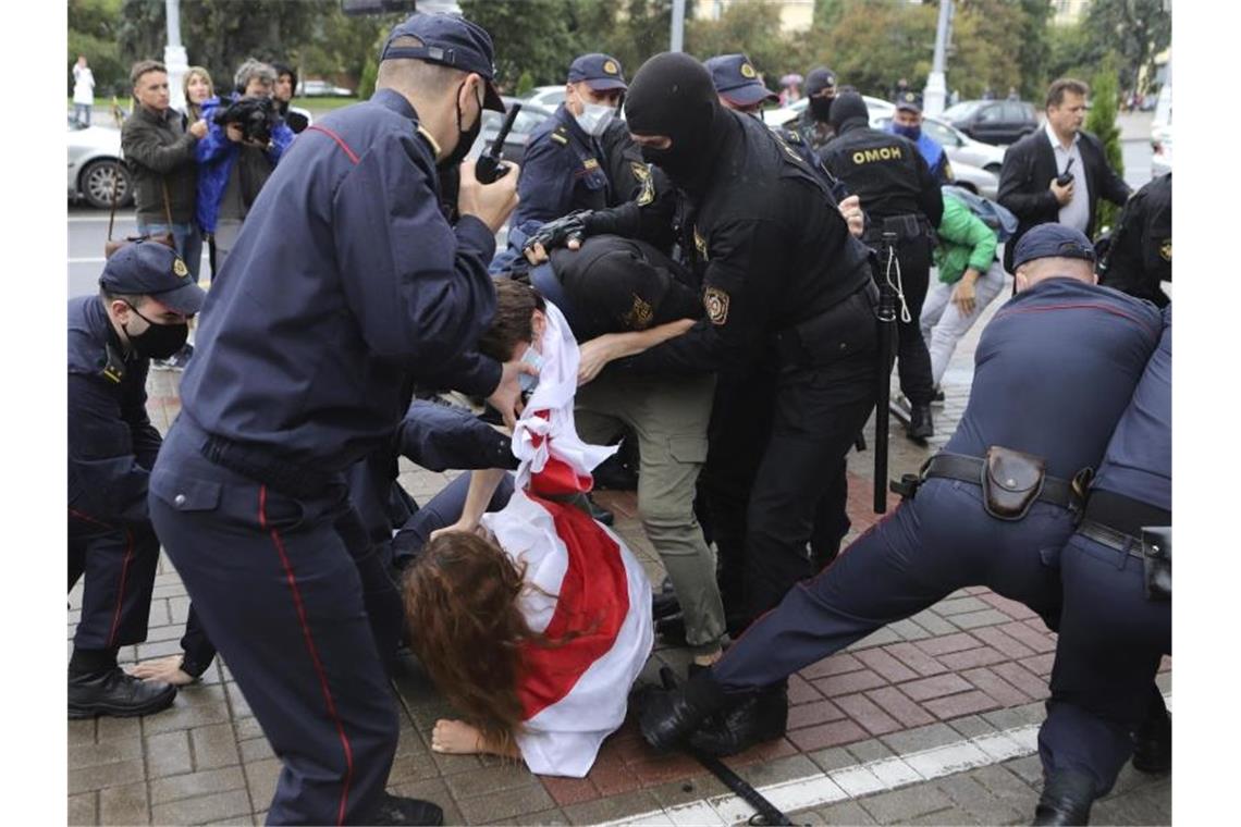 Polizisten nehmen bei einem Protest einen studentischen Demonstranten in Minsk fest. Foto: Uncredited/AP/dpa