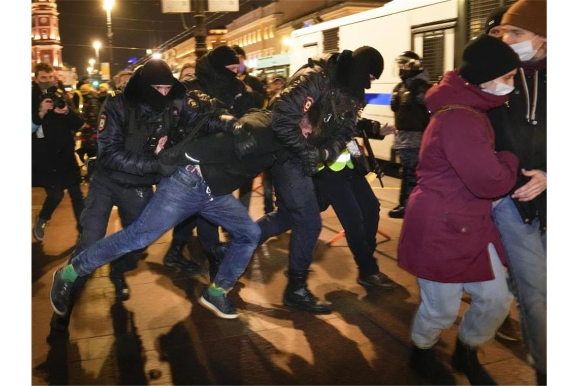 Russland: 1700 Festnahmen bei Anti-Kriegs-Demos Polizisten nehmen Demonstranten in St. Petersburg fest. Foto: Dmitri Lovetsky/AP/dpa