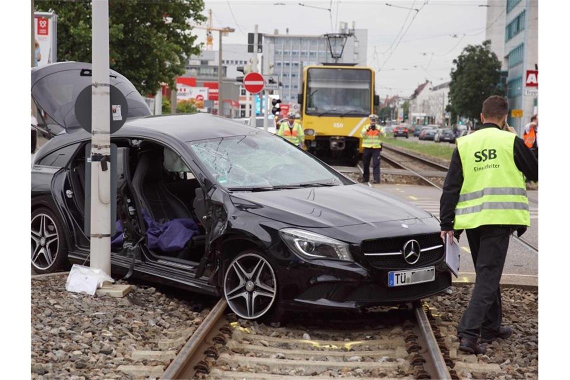 Auto wendet bei Rot und kracht in Stadtbahn Polizisten nehmen den Unfall auf. Foto: Andreas Rosar