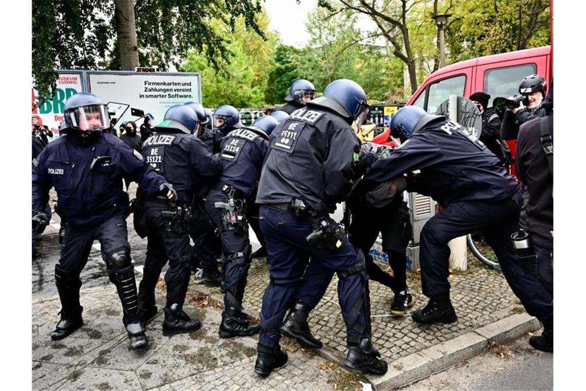 Polizisten nehmen einen Demonstranten am Rande der Räumungsaktion in Berlin-Mitte fest. Foto: Fabian Sommer/dpa