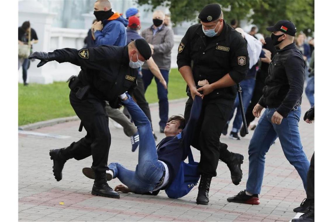 Belarus: Menschenrechtler warnen vor Gewalt bei Protesten Polizisten nehmen einen Demonstranten während einer Kundgebung in Minsk Mitte Juli fest. Foto: Sergei Grits/AP/dpa
