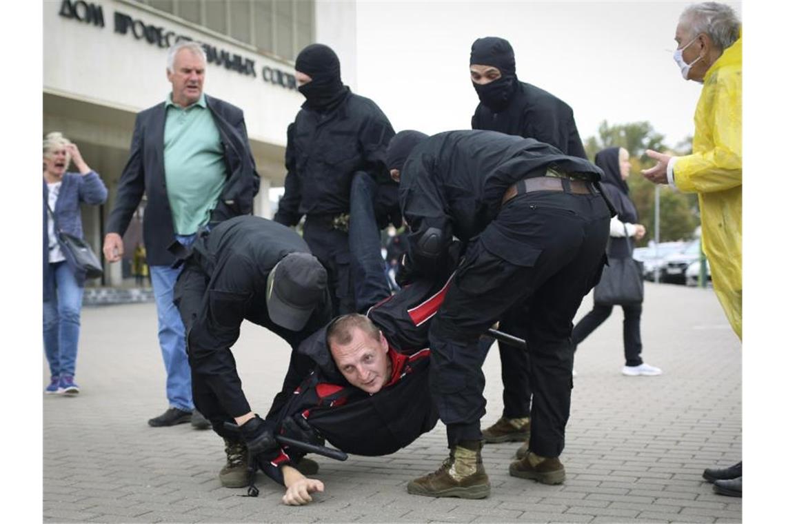 Polizisten nehmen in Minsk einen Demonstranten fest. Foto: Uncredited/TUT.by/dpa