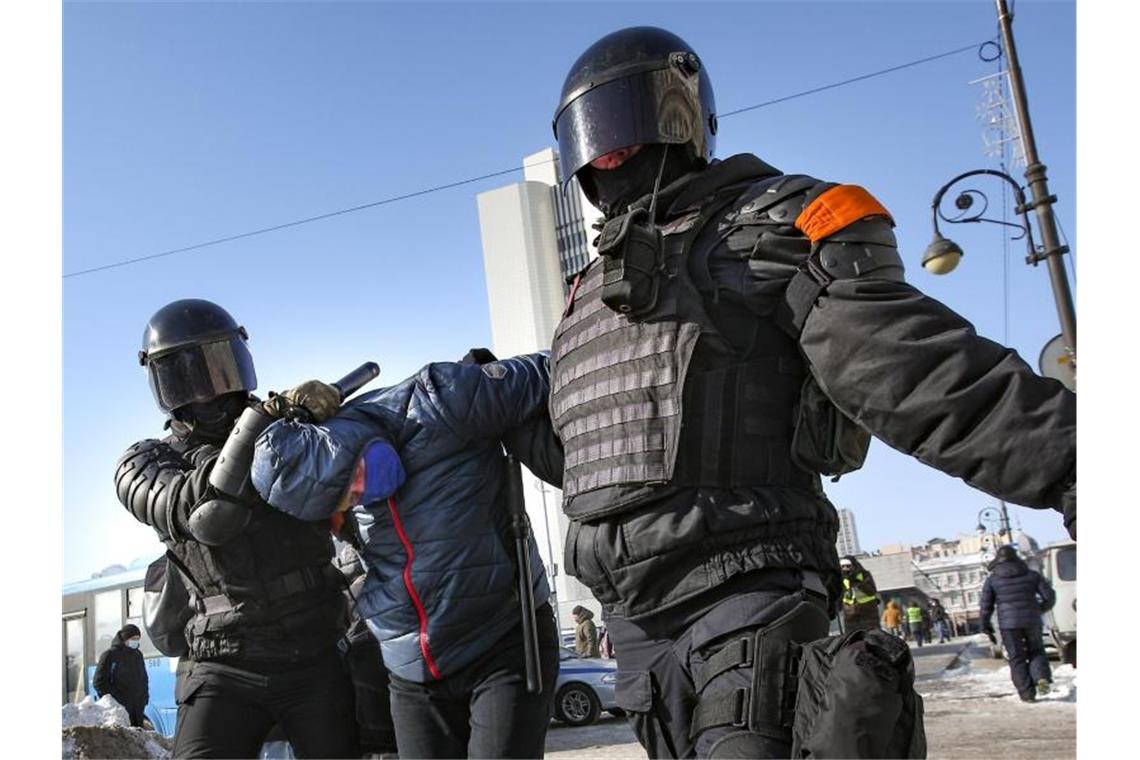 Polizisten nehmen in Wladiwostok einen Demonstranten fest. Foto: Aleksander Khitrov/AP/dpa