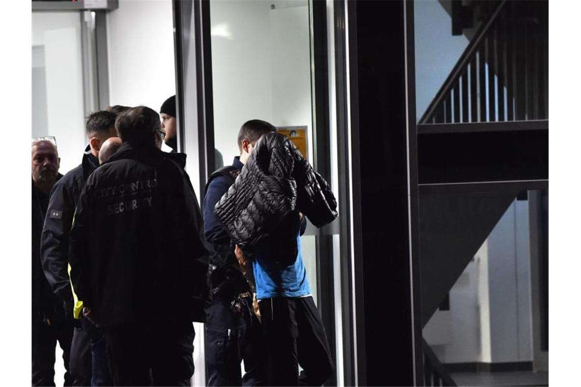 Mann greift bei Vortrag in Berliner Klinik Dozenten an Polizisten nehmen nach einer Auseinandersetzung, in deren Folge ein Mensch durch Messerstiche getötet wurde, in der privaten Schlosspark-Klinik eine Person fest. Foto: Paul Zinken/dpa