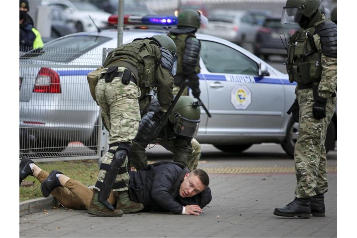 Polizisten nehmen während einer Kundgebung der belarussischen Opposition am Sonntag einen Demonstranten fest. Foto: Uncredited/AP/dpa