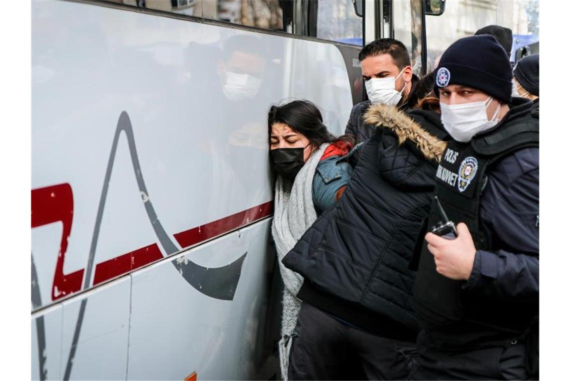 Polizisten nehmen während eines Studentenprotests eine Demonstrantin fest. Foto: Tunahan Turhan/SOPA Images via ZUMA Wire/dpa