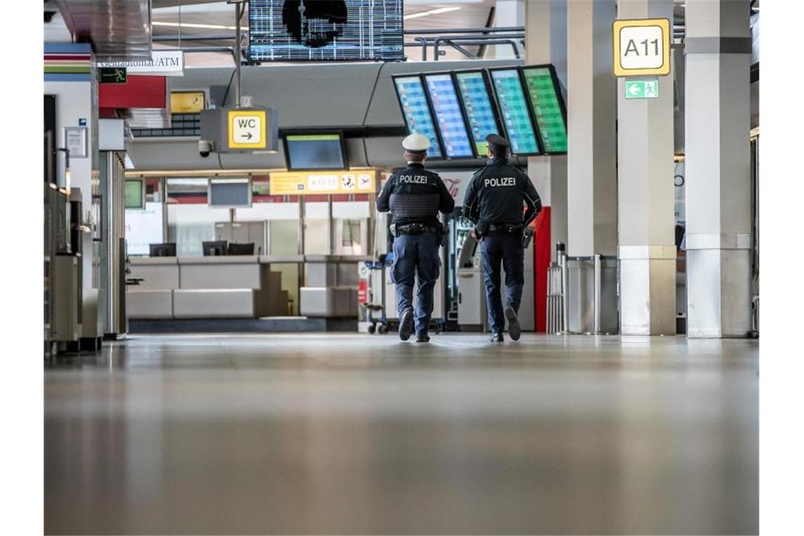 Kaum noch Passagiere an Berliner Flughäfen Polizisten patrouillieren am Flughafen Berlin-Tegel durch das Terminal. Foto: Michael Kappeler/dpa