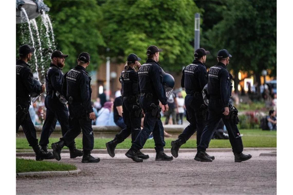 Weitere Festnahmen nach Krawallnacht von Stuttgart Polizisten patrouillieren auf dem Schlossplatz in Stuttgart. Foto: Christoph Schmidt/dpa/Archivbild