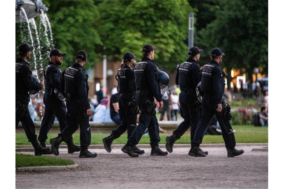 Polizisten patrouillieren auf dem Schlossplatz in Stuttgart. Foto: Christoph Schmidt/dpa/Archivbild