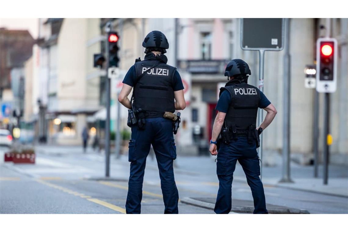 Polizisten patrouillieren auf einer Straße in der Innenstadt von Aarau. Bei einer Veranstaltung im schweizerischen Schachen sind in der Nacht Schüsse gefallen.