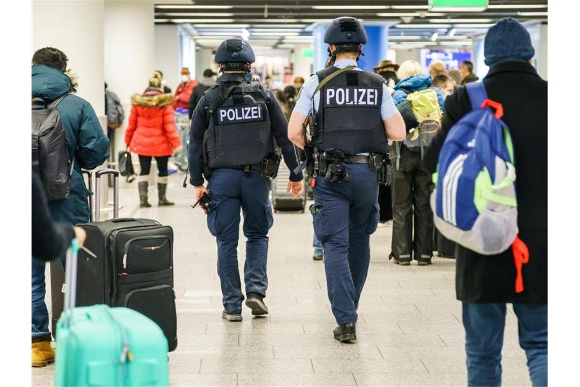 Polizisten patrouillieren durch das Terminal 1 im Flughafen Frankfurt. Foto: Andreas Arnold/dpa