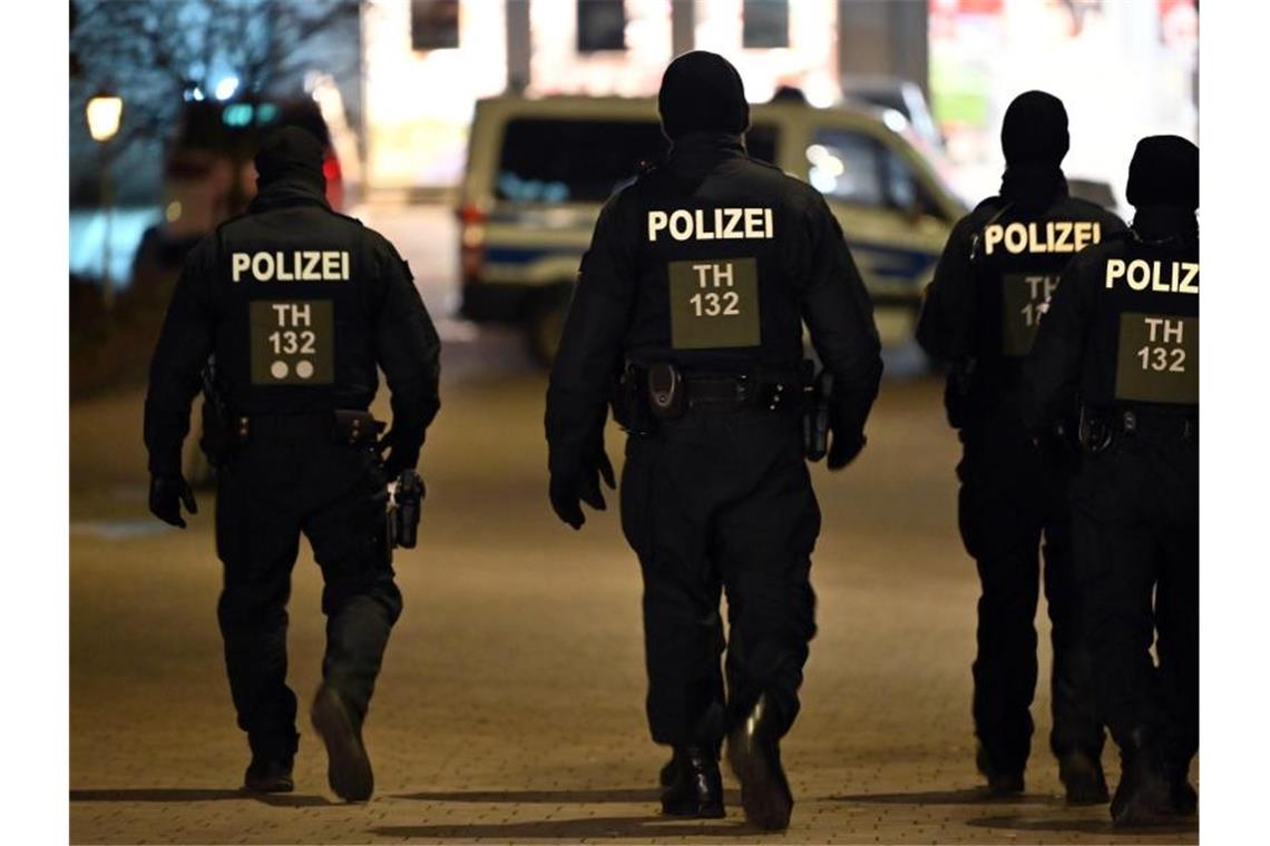 Polizisten patrouillieren durch die Innenstadt von Hildburghausen. Foto: Martin Schutt/dpa-Zentralbild/dpa