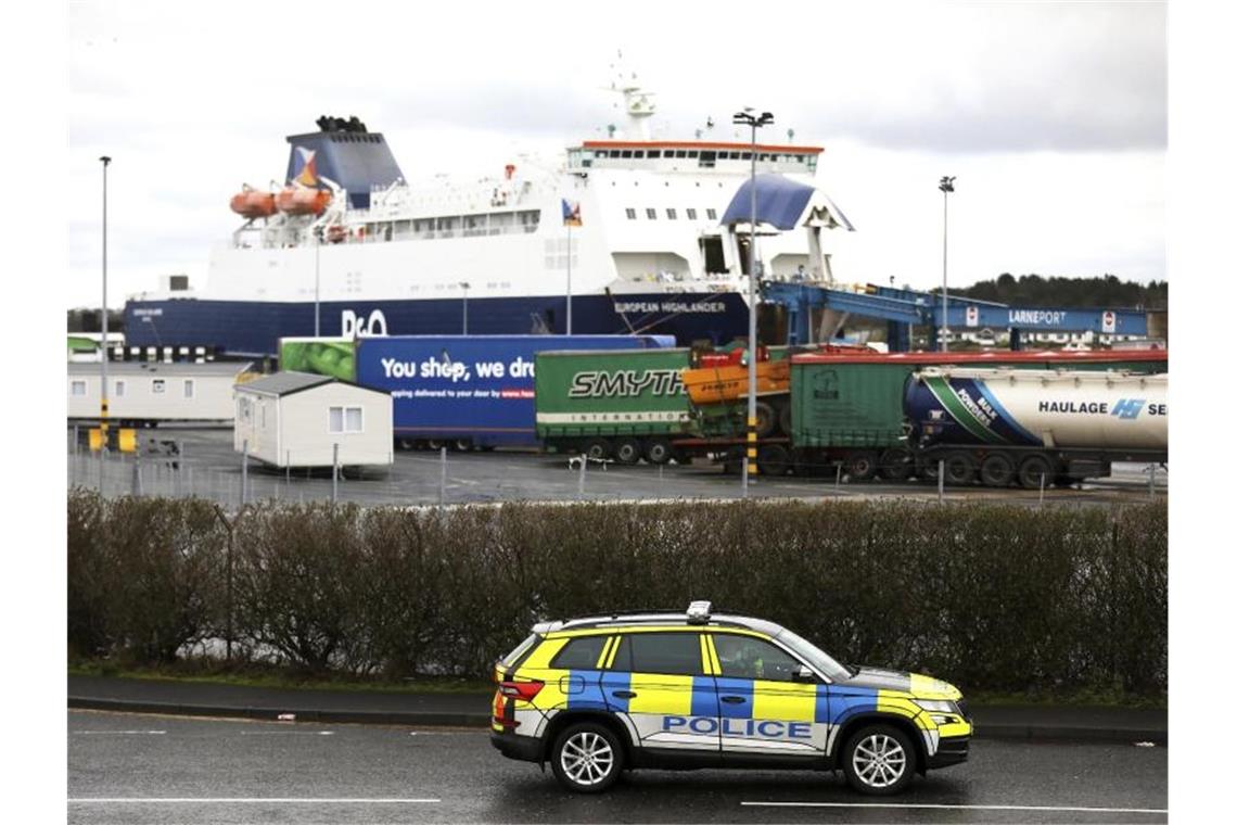 Polizisten patrouillieren im Hafen von Larne. In Nordirland kommt es zu Engpässen bei Lebensmitteln. Foto: Peter Morrison/AP/dpa