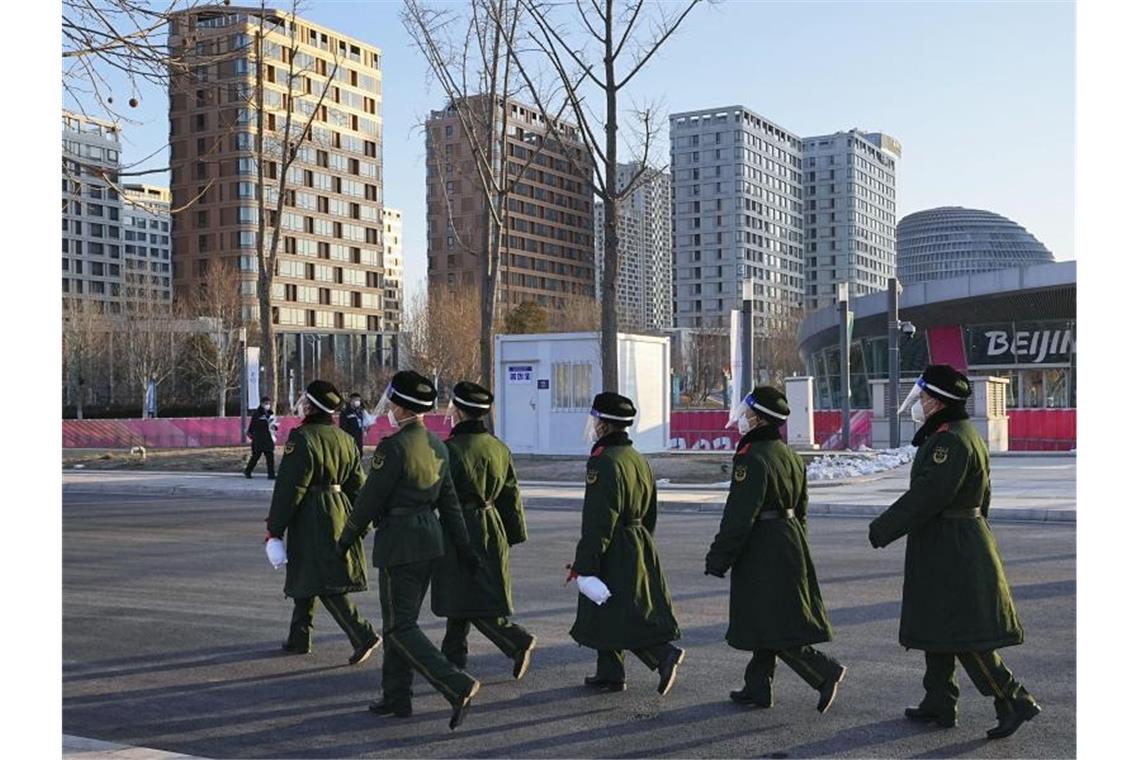 Olympia-Team im Spannungsfeld von Sport und Politik Polizisten patrouillieren in der Nähe des Athletendorfs in Peking. Foto: -/kyodo/dpa