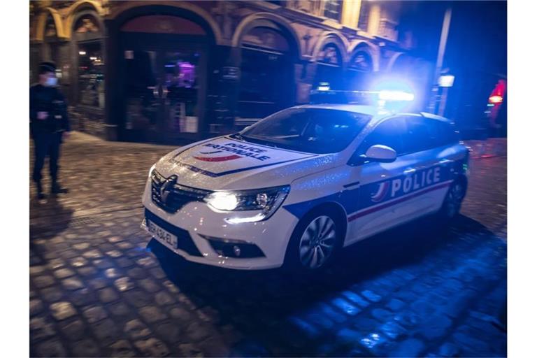 Polizisten patrouillieren in Paris. (Symbolbild). Foto: Sebastien Courdji/XinHua/dpa