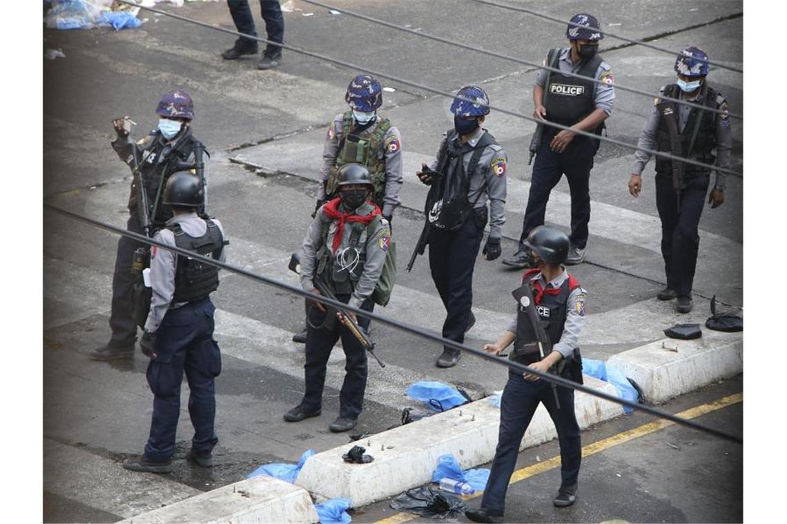 Polizisten patrouillieren in Yangon. Foto: ---/AP/dpa