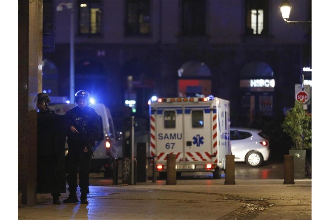 Polizisten patrouillieren nach dem Angriff durch das Zentrum Straßburgs. Foto: Ye Pingfan/XinHua