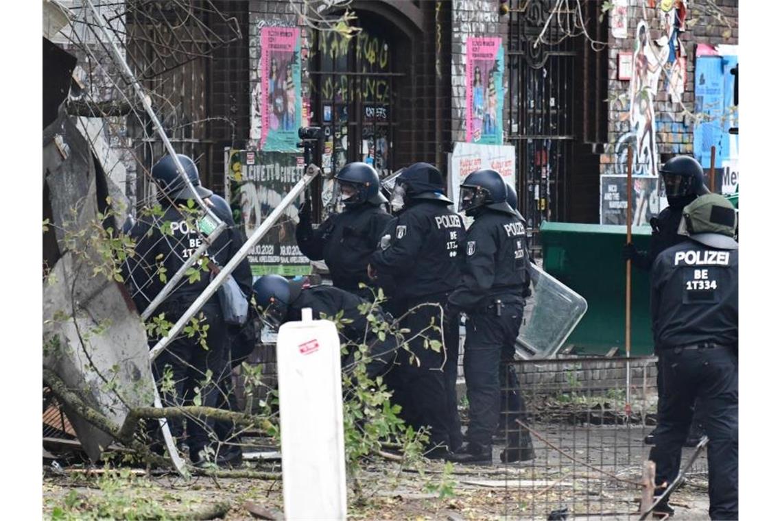 Polizei beginnt Räumung des linken Projekts „Köpi“ in Berlin Polizisten räumen Barrikaden am Eingang der Bauwagensiedlung aus dem Weg. Foto: Fabian Sommer/dpa