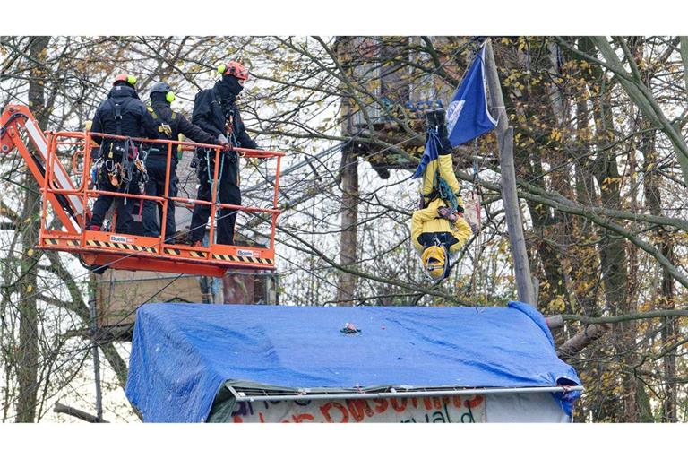 Polizisten räumen ein besetztes Waldstück im Hambacher Forst und gehen gegen die Besetzer vor.