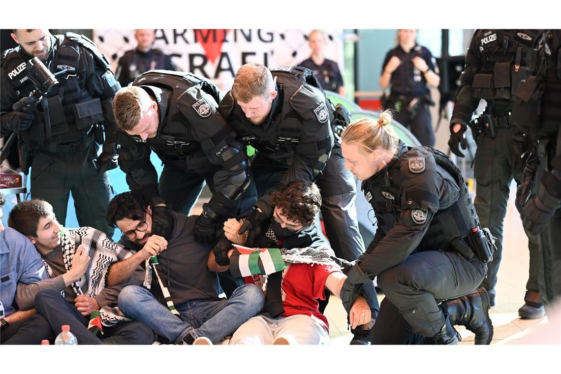 Polizisten räumen ein Protestcamp propalästinensischer Aktivisten in einem Gebäude der Universität Bremen.