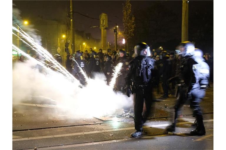 Polizisten räumen eine Kreuzung im Stadtteil Connewitz. Foto: Sebastian Willnow/dpa-Zentralbild/dpa