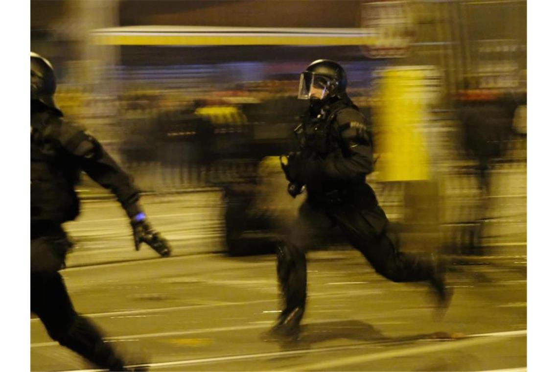 Nach Silvester-Ausschreitungen: Videos werden geprüft Polizisten räumen eine Kreuzung im Stadtteil Connewitz in der Silvesternacht. Foto: Sebastian Willnow/dpa-Zentralbild/dpa