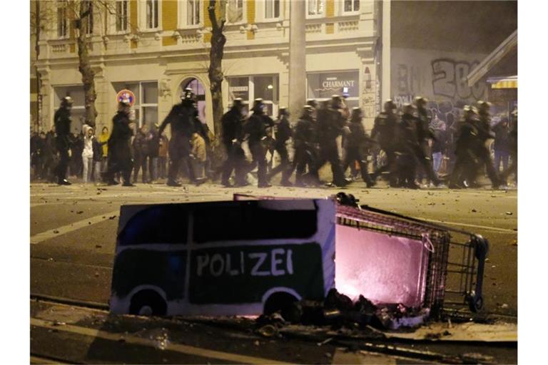 Polizisten räumen in der Neujahrsnacht eine Kreuzung im Leipziger Stadtteil Connewitz. Foto: Sebastian Willnow/dpa-Zentralbild/dpa