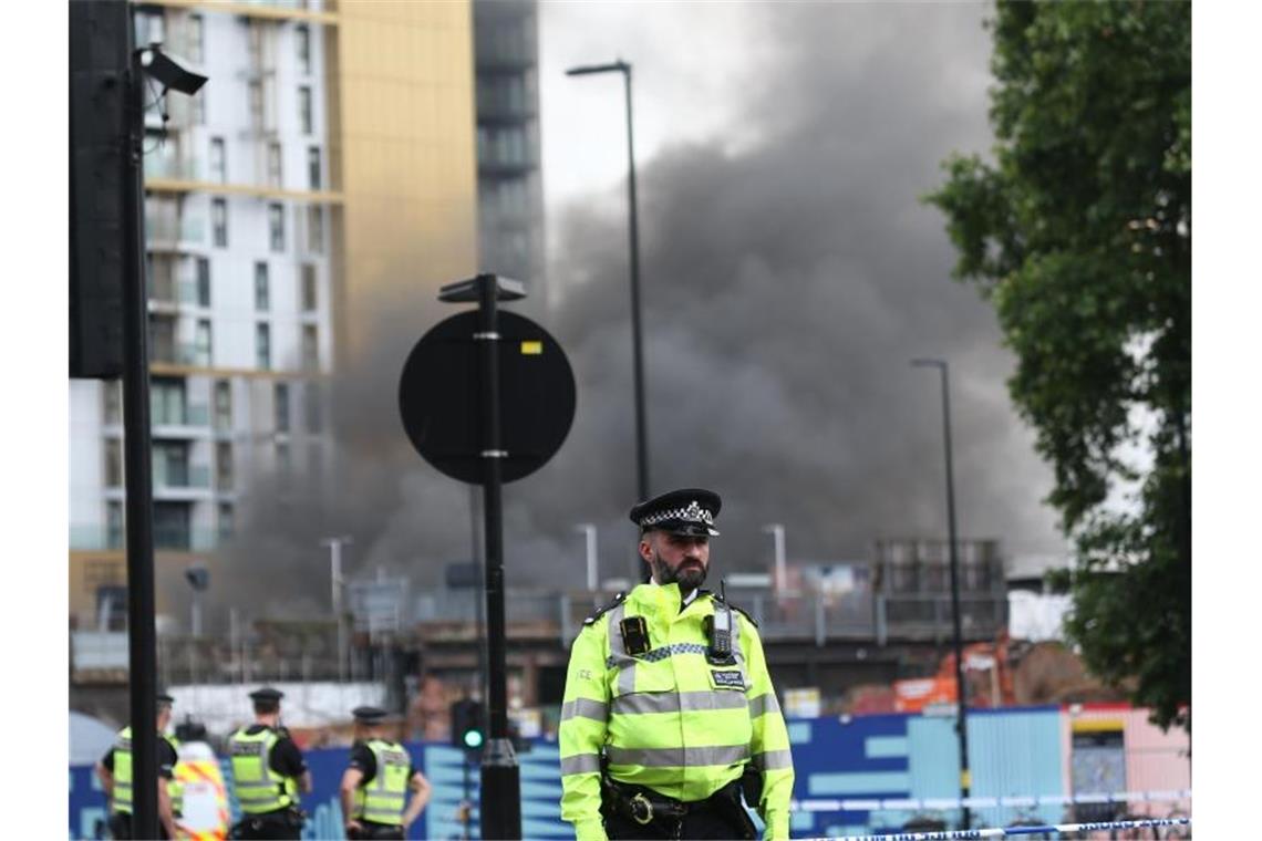 Polizisten richteten einen Sicherheitsbereich um den Brand in der Nähe des Bahnhofs Elephant and Castle in Süd-London ein. Foto: Tayfun Salci/ZUMA Wire/dpa