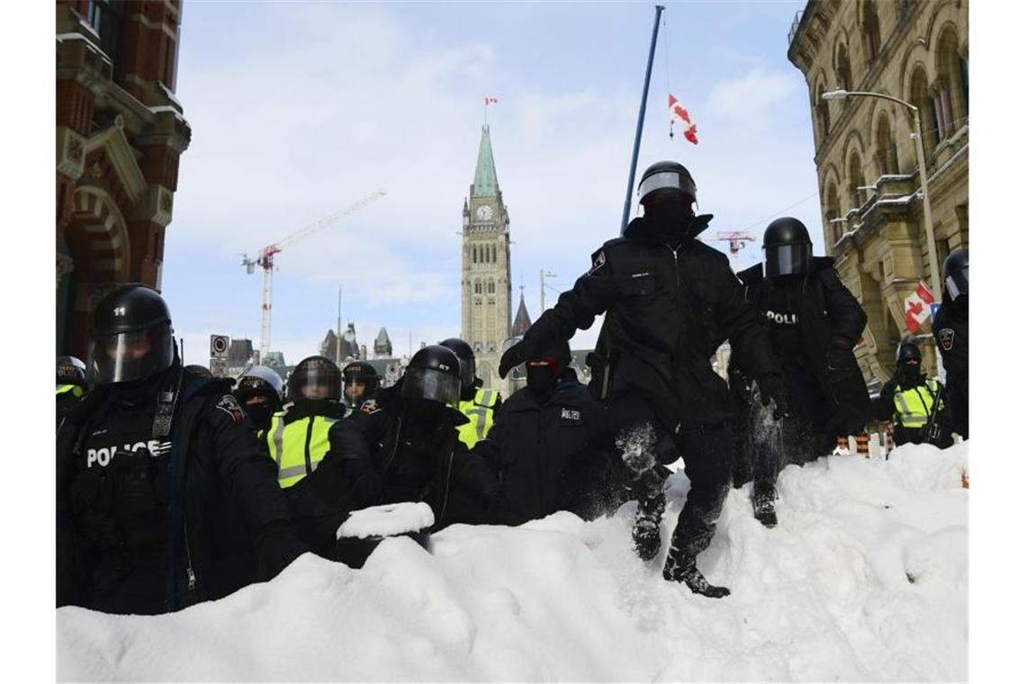 Polizisten rücken in der Nähe des Parlaments in Ottawa an, um während einen Protest gegen die Corona-Politik der Regierung aufzulösen. Foto: Justin Tang/The Canadian Press/AP/dpa