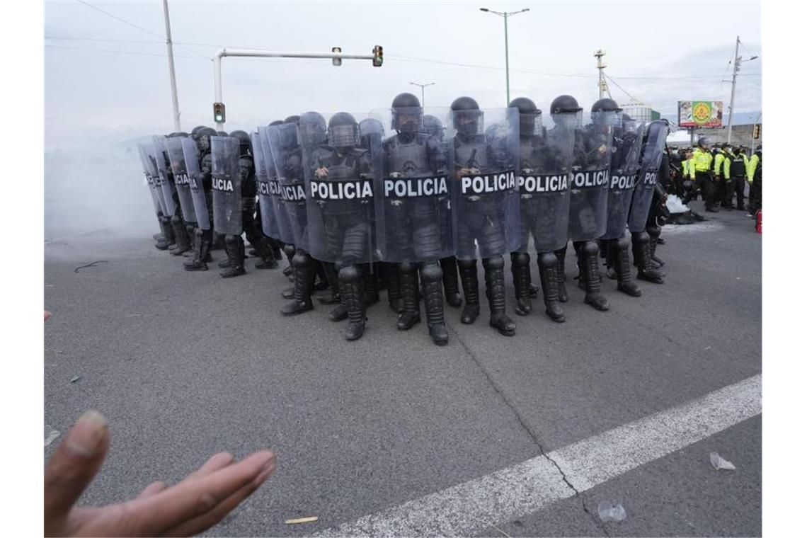 Polizisten rücken in Saquisili gegen Demonstranten vor. Es ist der erste Tag eines landesweiten Generalstreiks gegen den Anstieg der Benzinpreise und die Politik von Präsident Guillermo Lasso. Foto: Dolores Ochoa/AP/dpa
