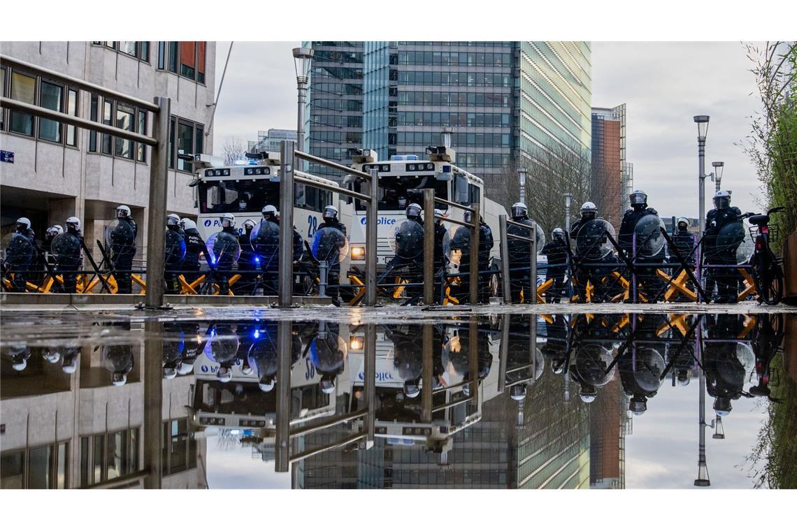 Polizisten schützen den in Brüssel tagenden EU-Gipfel.