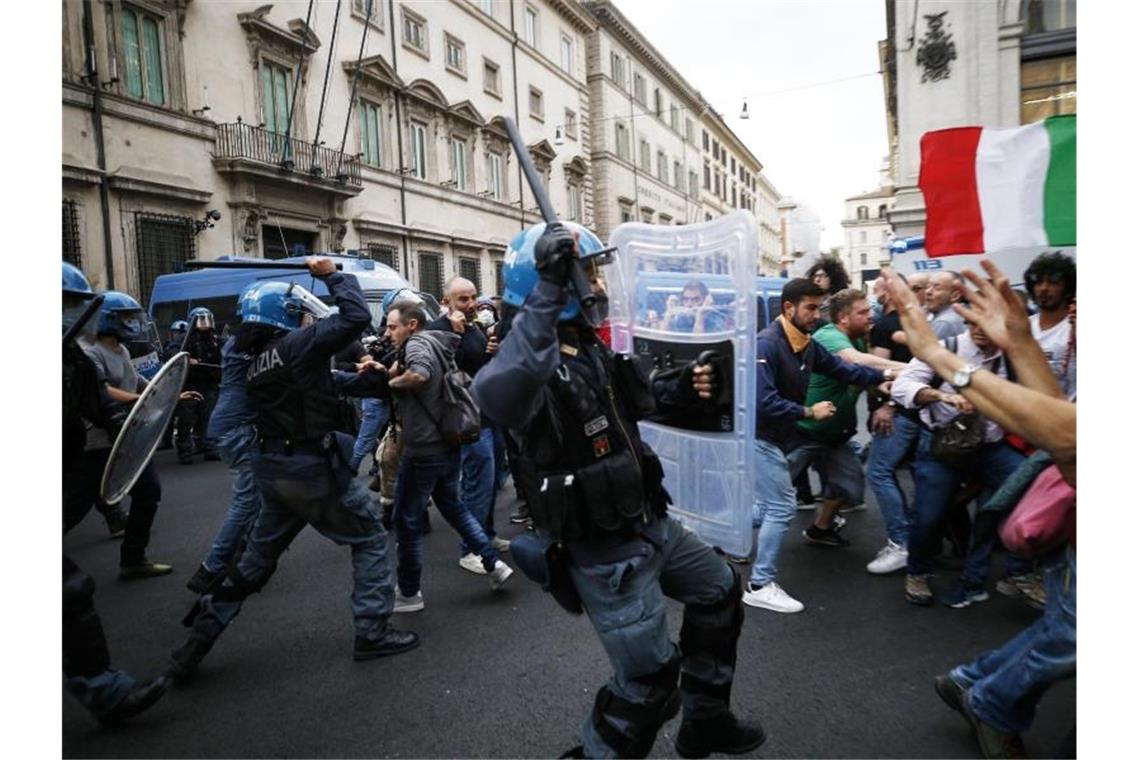 Polizisten setzen Schlagstöcke ein. Foto: Cecilia Fabiano/LaPresse/AP/dpa