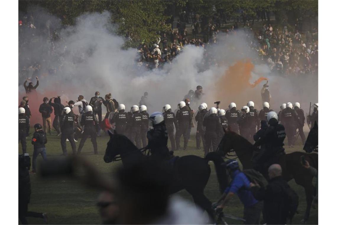 Wieder Massentreffen in Brüsseler Stadtpark eskaliert Polizisten setzen Tränengas gegen Demonstranten ein. Foto: Olivier Matthys/AP/dpa