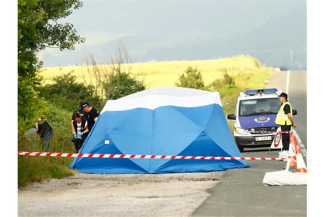Polizisten sichern am Fundort Spuren. Sophias Leiche wurde in einem Straßengraben in Spanien entdeckt. Foto: Jesus Andrade/El Correo