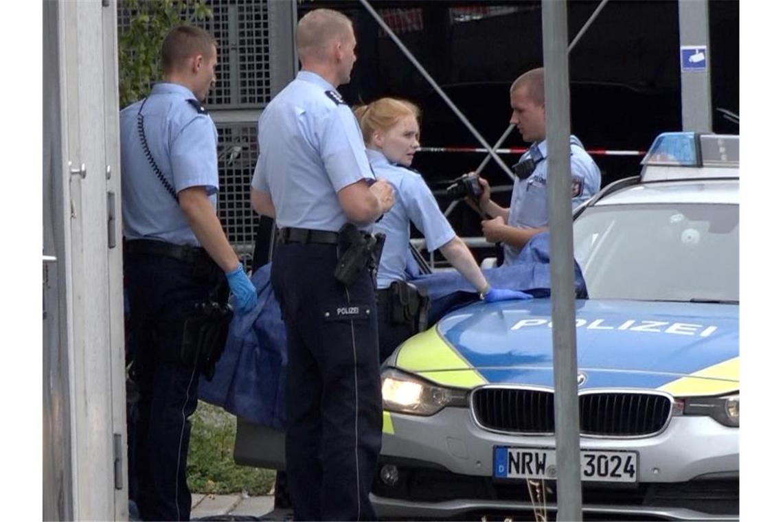 Nach Messerattacke mit zwei Toten: Verdächtiger in U-Haft Polizisten sichern am Stadtbahnhof vin Iserlohn Beweise. Foto: Markus Klümper/visual inform
