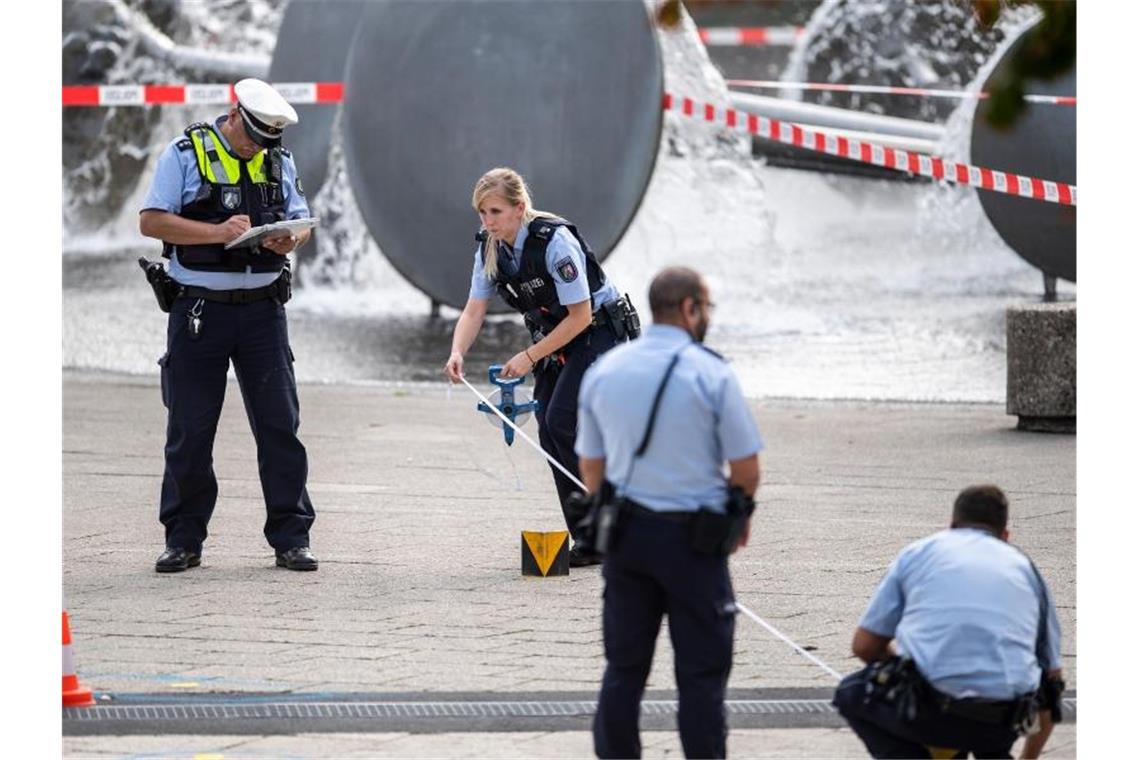 Polizisten sichern auf dem Ebertplatz Spuren. Foto: Marius Becker