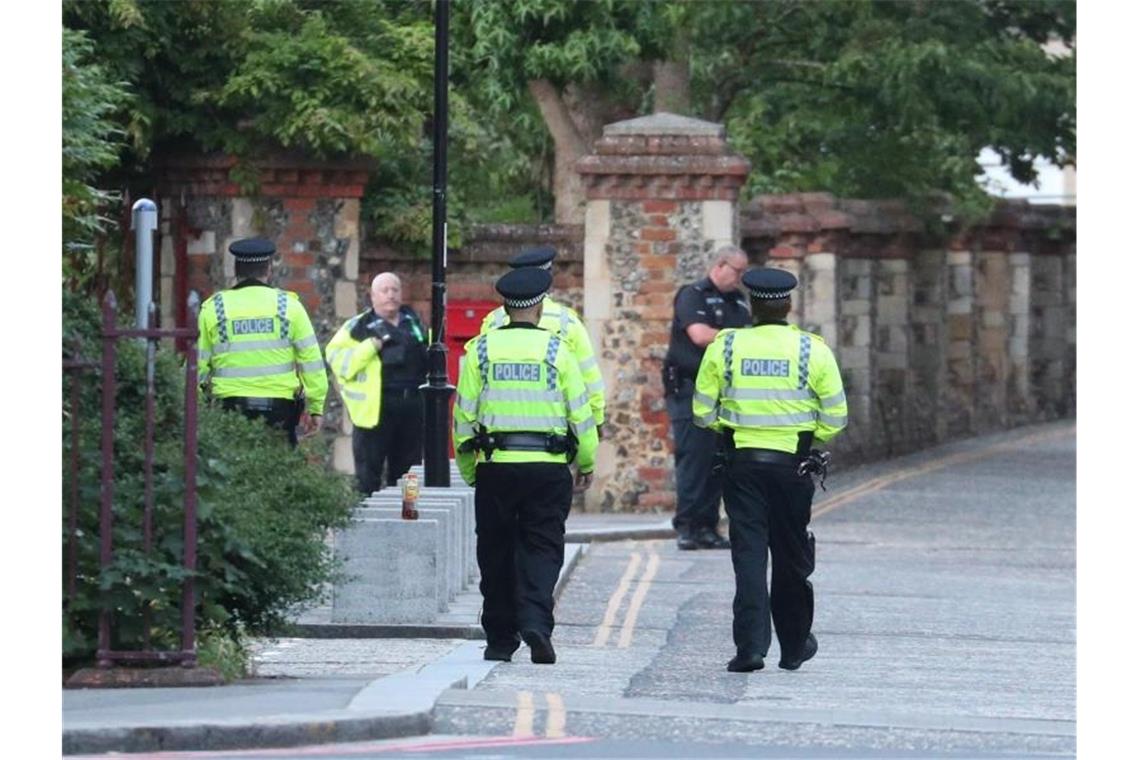 Polizisten sichern das Gebiet des Messerangriffs ab. Foto: Steve Parsons/PA Wire/dpa