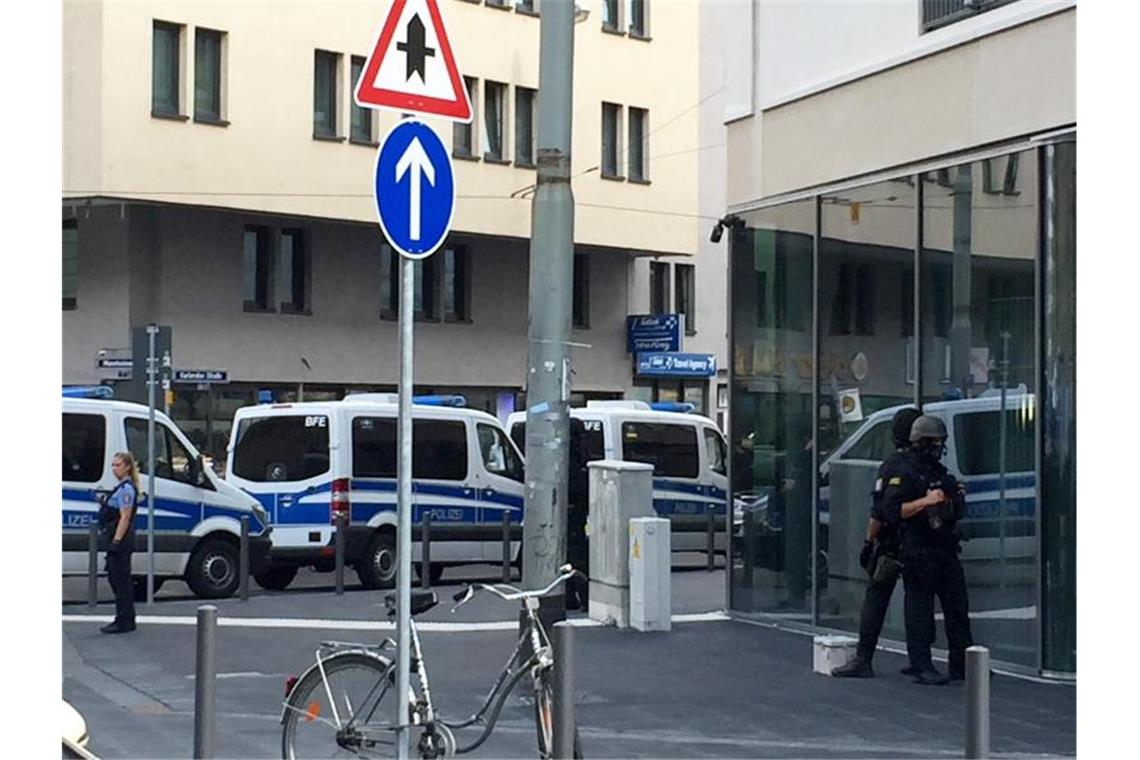 Polizisten sichern das Gelände rund um den Frankfurter Hauptbahnhof. Foto: Eva Krafczyk