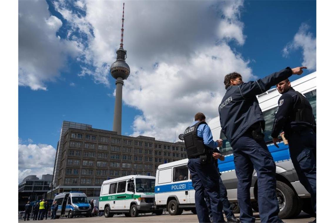 Tausende demonstrieren deutschlandweit gegen Corona-Regeln Polizisten sichern den Berliner Alexanderplatz. Foto: Christophe Gateau/dpa