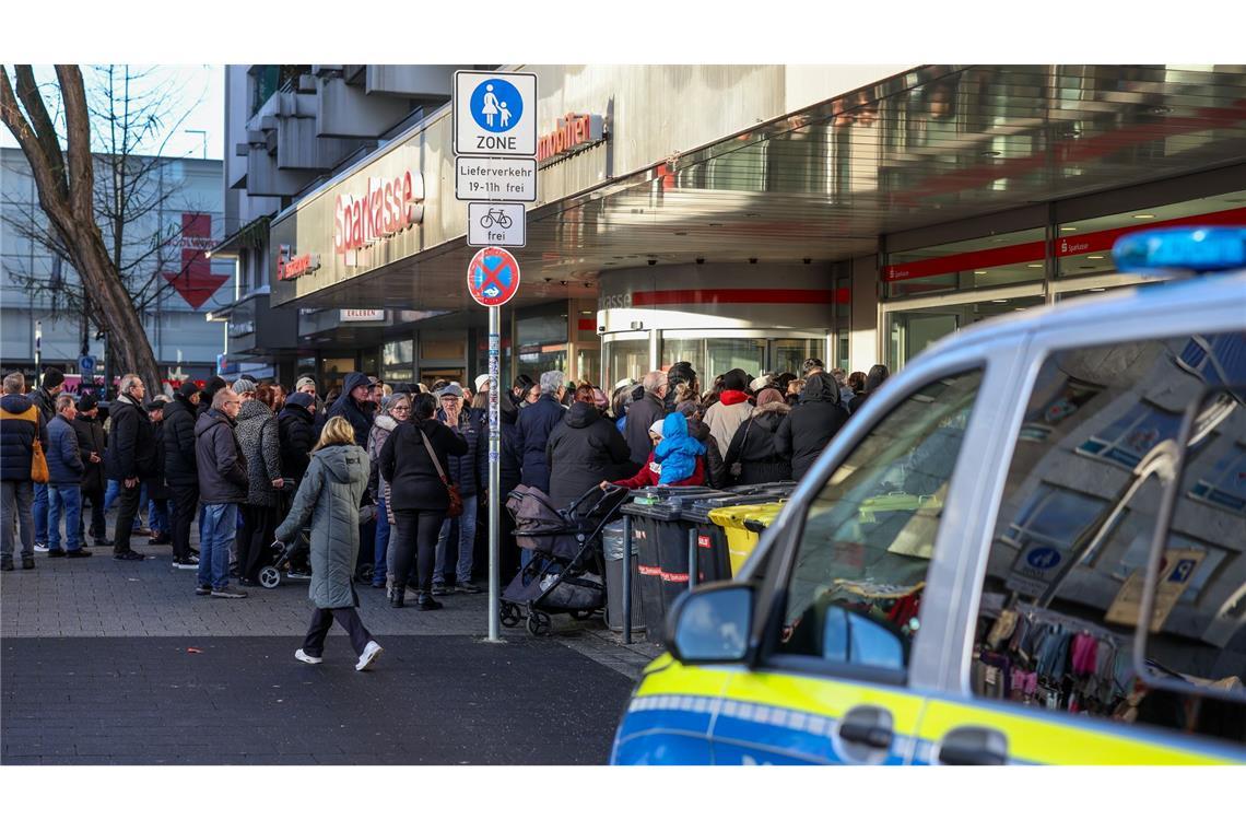 Polizisten sichern den Eingang der Sparkassenfiliale in Gelsenkirchen-Buer, nachdem wartende Kunden versucht hatten in die Bank zu gelangen.