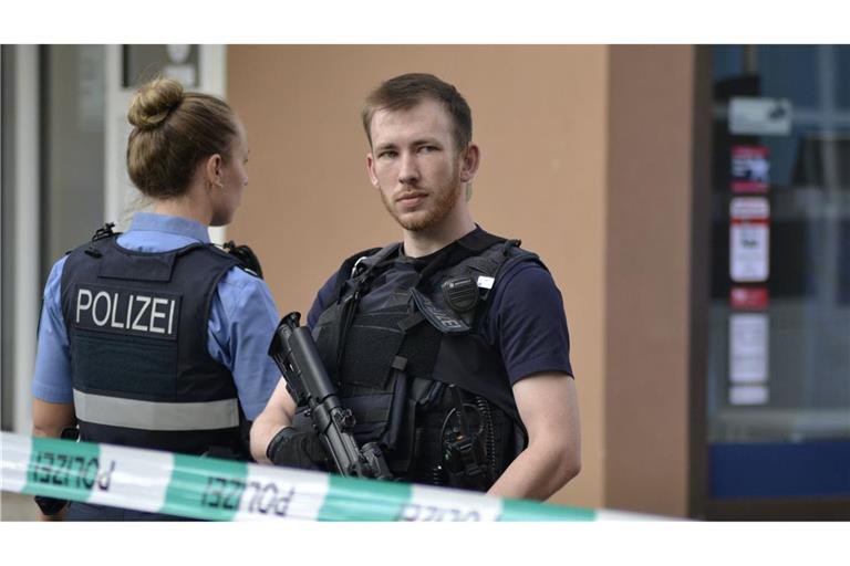Polizisten sichern den Tatort.