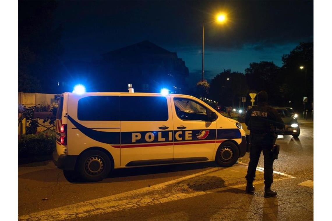 Lehrer bei brutaler Messer-Attacke bei Paris getötet Polizisten sichern den Tatort bei Paris ab. Ein Mann ist in der Nähe von Paris von einem Angreifer enthauptet worden. Die Anti-Terror-Fahnder der Staatsanwaltschaft übernahmen die Ermittlungen. Foto: Abdulmonam Eassa/AFP/dpa