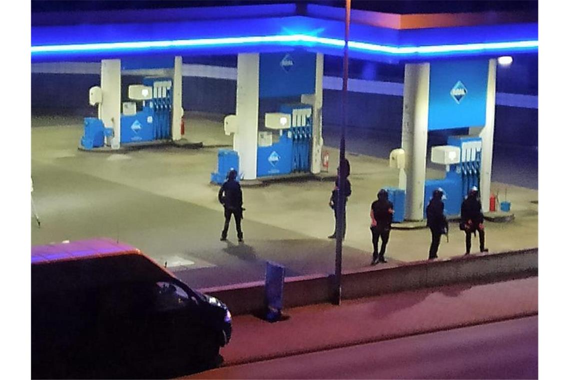 Tankstellen-Kassierer erschossen - Festnahme Polizisten sichern den Tatort. Foto: Christian Schulz/Foto Hosser/dpa