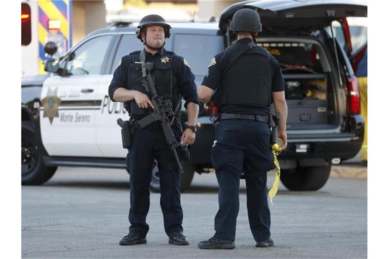 Polizisten sichern den Tatort in der Stadt Gilroy südlich von San Francisco. Foto: Nhat V. Meyer/San Jose Mercury News/AP