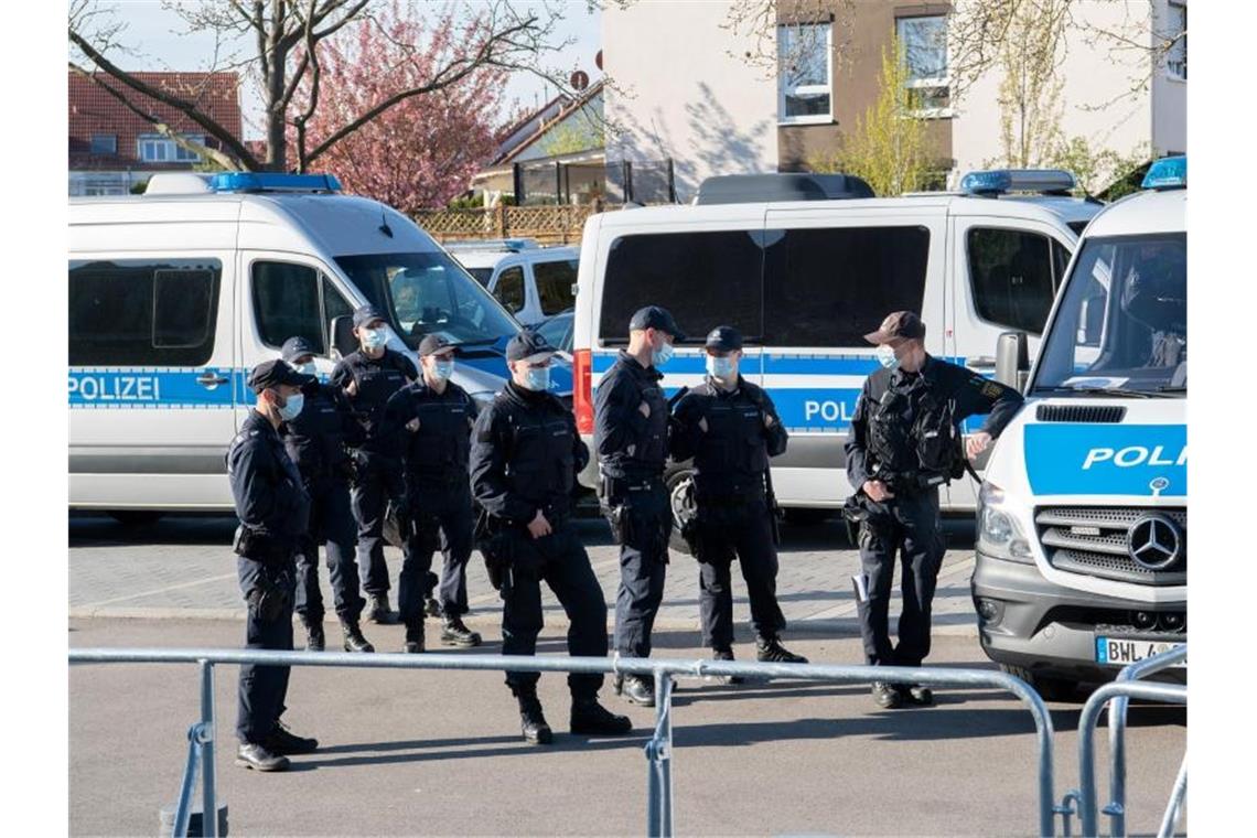 Polizisten sichern den Vorplatz vor dem Gerichtsgebäude in Stuttgart-Stammheim. Foto: Bernd Weißbrod/dpa/Aktuell