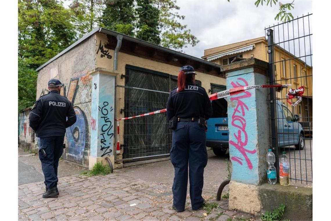 Polizisten sichern die Einfahrt des Hauses im Stadtteil Neustadt. Foto: Robert Michael