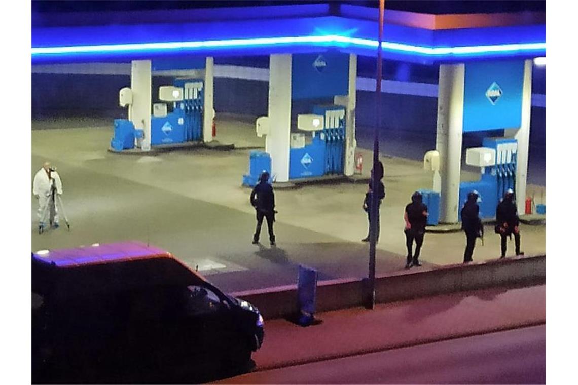 Tödlicher Schuss nach Streit um Maskenpflicht Polizisten sichern die Tankstelle kurz nach der Tat. Foto: Christian Schulz/Foto Hosser/dpa