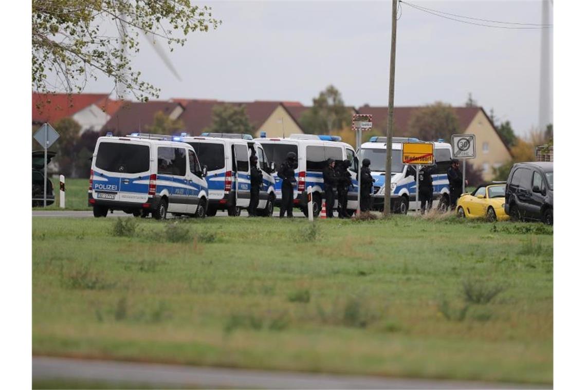 Polizisten sichern die Umgebung von Wiedersdorf/Landsberg. Foto: Jan Woitas/dpa