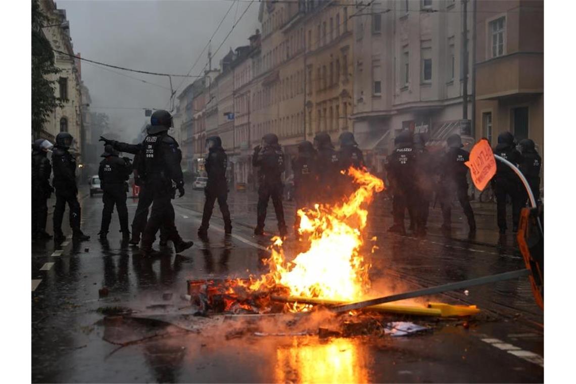 Demo in Leipzig - Steinwürfe und brennende Barrikaden Polizisten sichern die Wolfgang-Heinze-Straße nach Ausschreitungen kam. Foto: Jan Woitas/dpa-Zentralbild/dpa