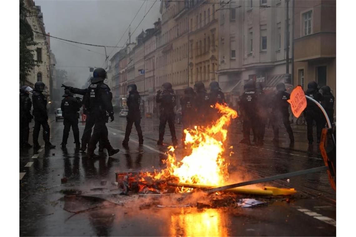 Demo in Leipzig - Steinwürfe und brennende Barrikaden